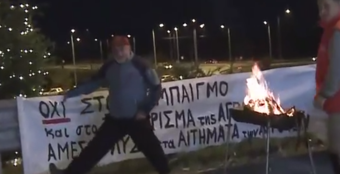 Αγρότης-κάνει-σπαγγάτο-σε-ζωντανή-σύνδεση-στην-Καρδίτσα-–-Απίθανη-στιγμή-από-τα-μπλόκα