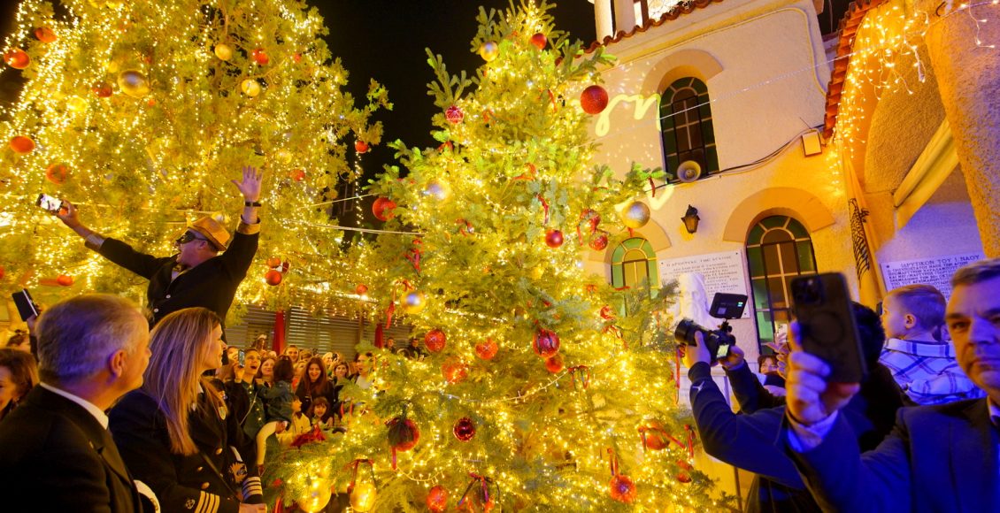 Το-Χριστουγεννιάτικο-δέντρο-των-Εκπαιδευτηρίων-φωταγώγησαν-ο-Πειραιώς-Σεραφείμ-και-ο-Δήμαρχος-Πειραιά