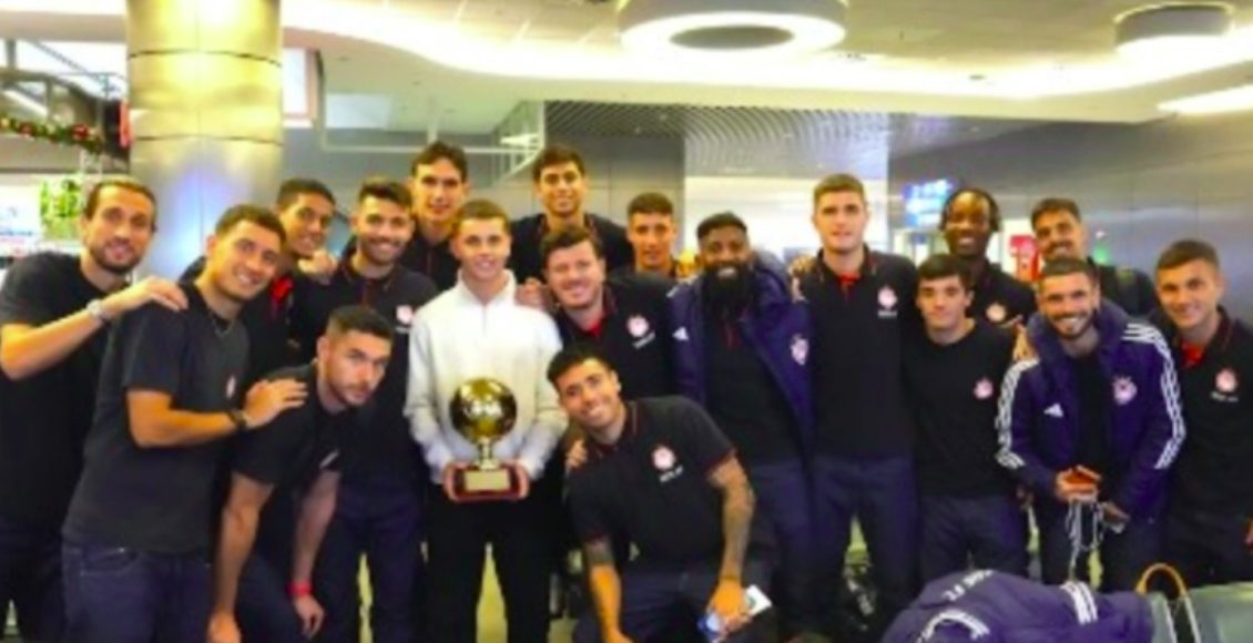 Ολυμπιακός:-Η-αποθεωτική-υποδοχή-της-ομάδας-στον-golden-boy-Μουζακίτη-στο-«Ελευθέριος-Βενιζέλος»