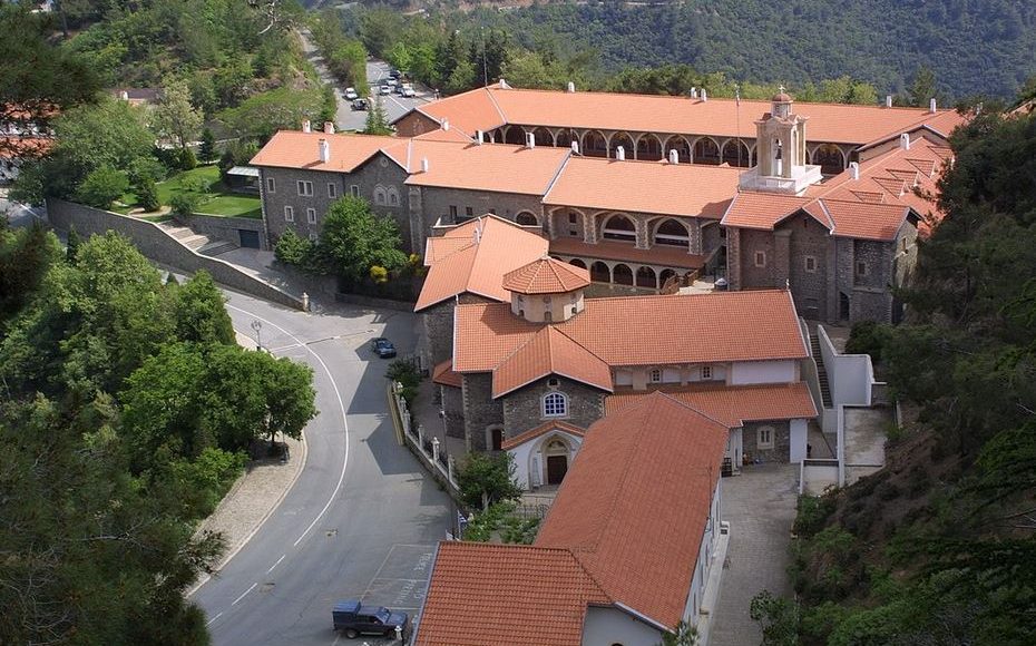 Μονή-Κύκκου:-fake-news-η-εικόνα-με-μοναχούς-να-πουλούν-θαυματουργό-φάρμακο