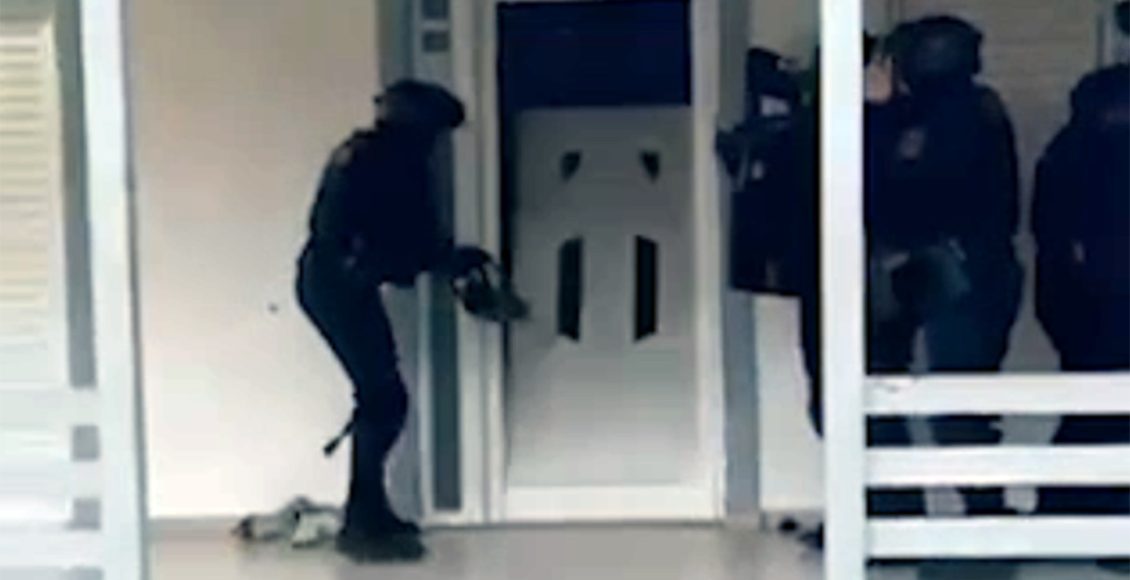 Πάνοπλοι-αστυνομικοί-σπάνε-την-πόρτα-σπιτιού-στη-διάρκεια-εφόδου-για-σπείρα-που-έκανε-κλοπές-και-απάτες-στην-Αττική