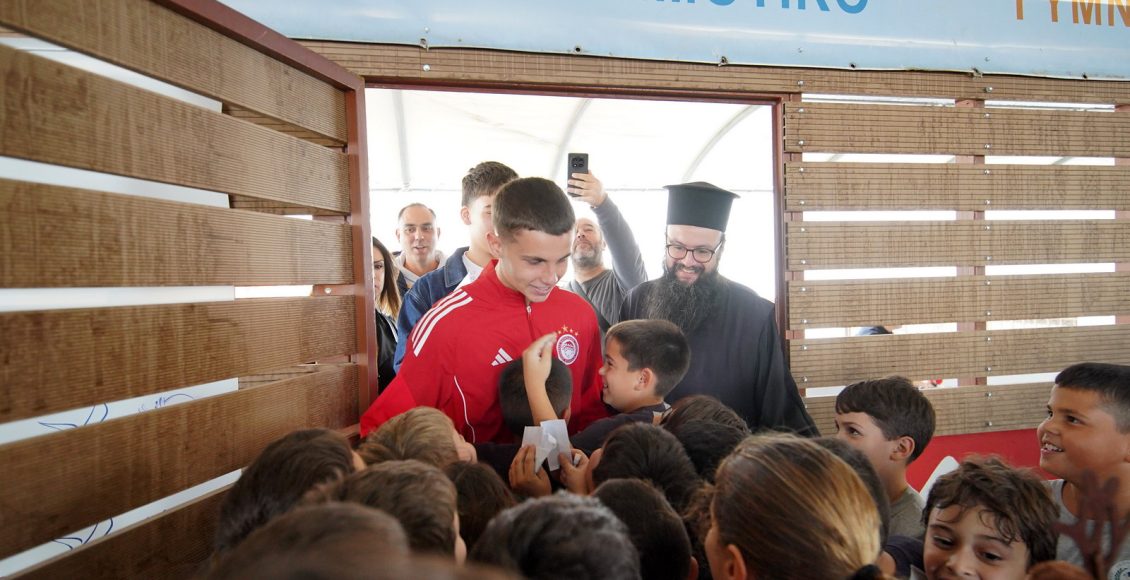 Επίσκεψη-του-ποδοσφαιριστή-Χρήστου-Μουζακίτη-στα-Εκπαιδευτήρια-της-Ιm.-Πειραιώς