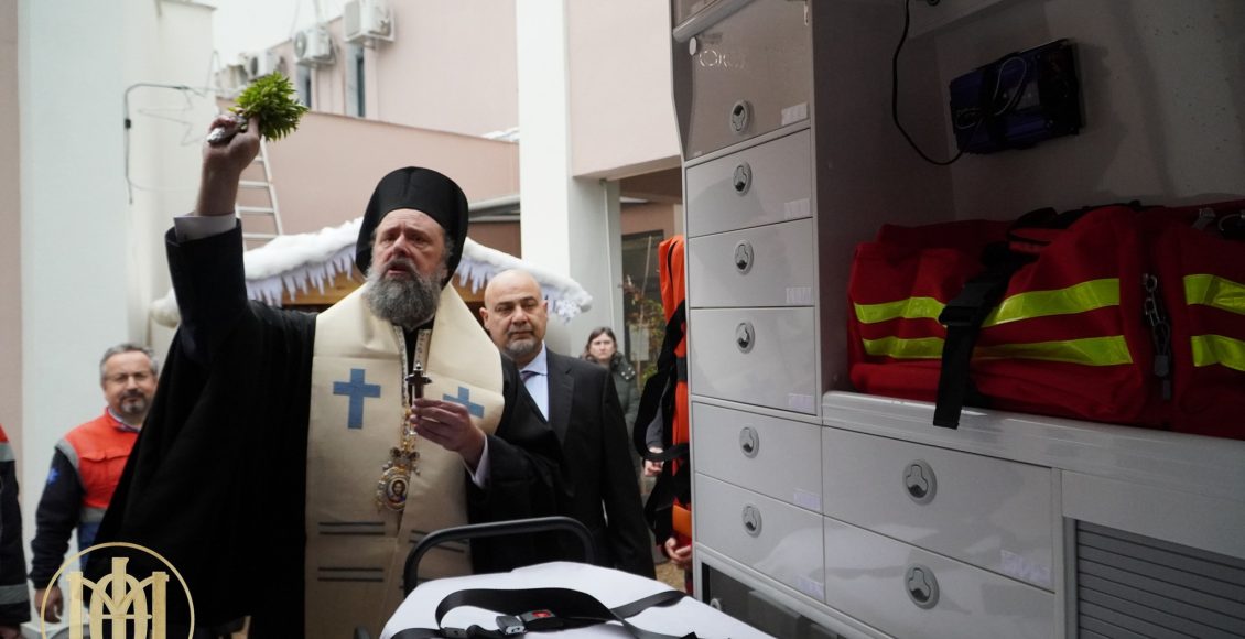 Η-Μητρόπολη-Θεσσαλονίκης-παρέδωσε-ένα-καινούργιο-ασθενοφόρο-στο-ΕΚΑΒ.