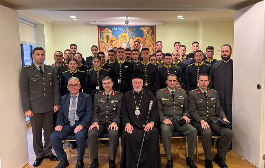 Αντιπροσωπεία-της-Σχολής-Ευελπίδων-στον-Μητροπολίτη-Βελγίου-Αθηναγόρα