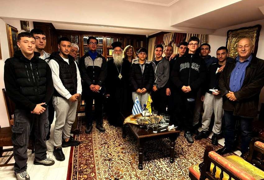 Μαθητές-του-2ου-Λυκείου-Κορίνθου-επισκέφθηκαν-τον-Μητροπολίτη-Παύλο-στα-Γραφεία-της-Μητρόπολης