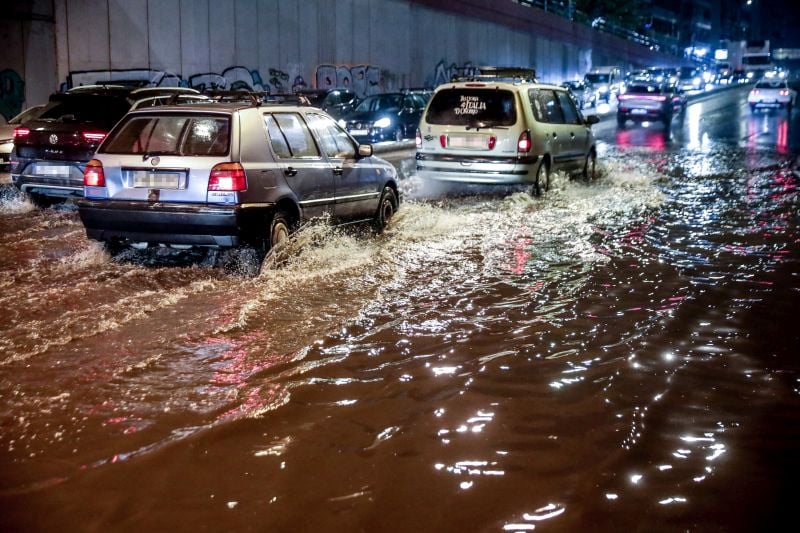 Σφοδρό-το-πέρασμα-της-κακοκαιρίας-byron-που-πλήττει-όλη-την-Ελλάδα:-Μεγάλες-πλημμύρες-στους-δρόμους,-123-κλήσεις-στην-Πυροσβεστική
