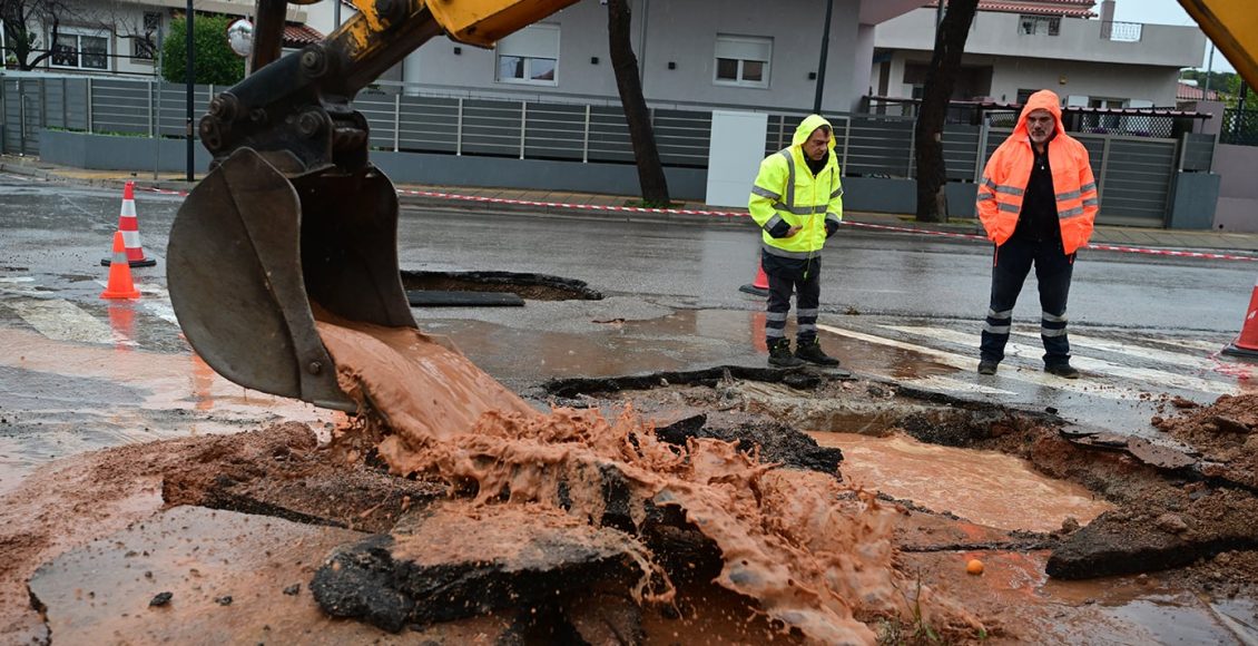 Έσπασε-αγωγός-ύδρευσης-στη-Μάνδρα-και-διακόπηκε-εκτάκτως-η-υδροδότηση-από-την-κακοκαιρία-–-Δείτε-εικόνες