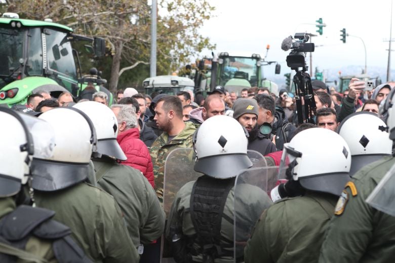 Ένταση-με-τους-αγρότες-στον-δρόμο-προς-το-αεροδρόμιο-«Μακεδονία»-–-Αστυνομικές-δυνάμεις-στην-περιοχή