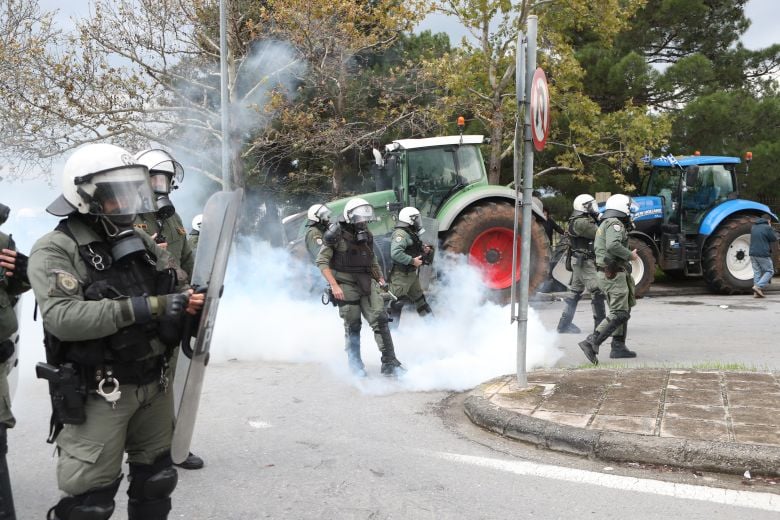 aστυνομικός-τραυματίστηκε-στα-επεισόδια-με-τους-αγρότες-στον-δρόμο-προς-το-αεροδρόμιο-«Μακεδονία»