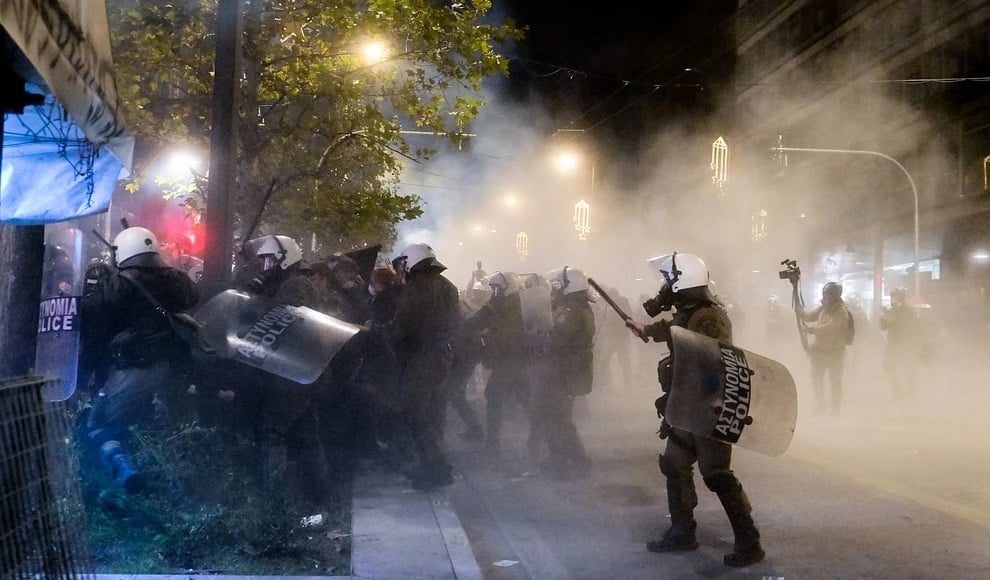 Επεισόδια-με-μολότοφ-και-χημικά-στην-πορεία-για-την-μνήμη-του-Αλέξανδρου-Γρηγορόπουλου-–-Η-ανακοίνωση-της-ΕΛΑΣ.