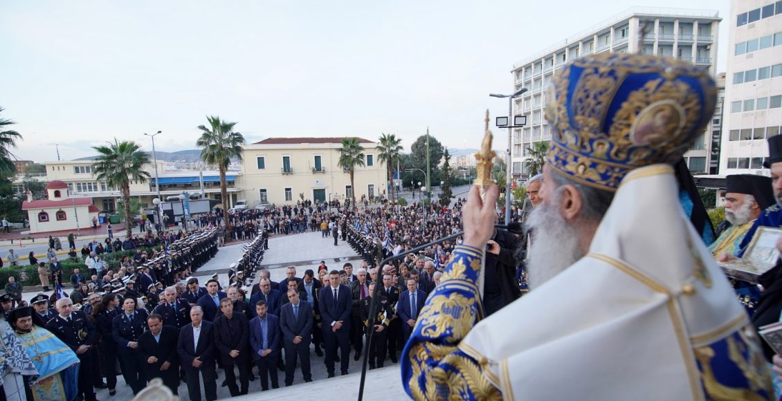 Τρισαρχιερατική-Θεία-Λειτουργία-και-Λιτάνευση-της-Ιεράς-Εικόνος-του-Αγίου-Νικολάου,-στο-μεγαλύτερο-λιμάνι-της-χώρας