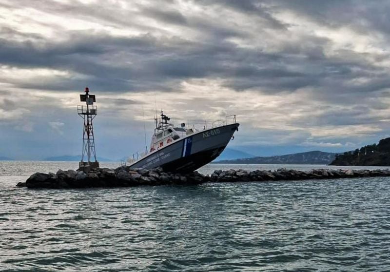 Σκάφος-του-Λιμενικού-προσέκρουσε-σε-βράχια-στην-είσοδο-του-λιμανιού-Βόλου