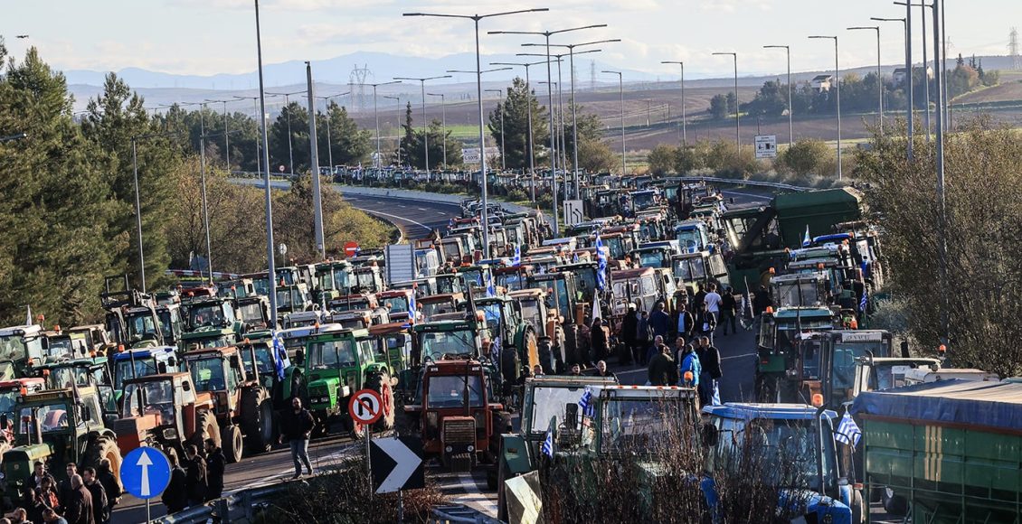Με-αμείωτη-ένταση-συνεχίζονται-οι-αγροτικές-κινητοποιήσεις:-Κλειστή-παραμένει-η-Εθνική-Οδός-Αθηνών-Θεσσαλονίκης-στη-Νίκαια-–-Νέα-συνέλευση-σήμερα