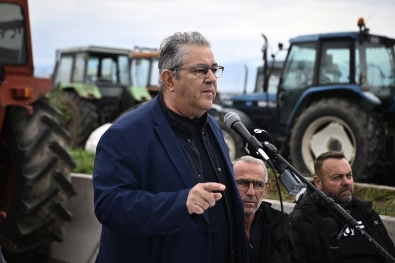 o-Κουτσούμπας-στο-μπλόκο-της-Καρδίτσας:-Η-πρόταση-του-ΚΚΕ-είναι-η-μόνη-πραγματική,-ρεαλιστική,-που-συμφέρει-πραγματικά-σήμερα-τον-Έλληνα-αγρότη