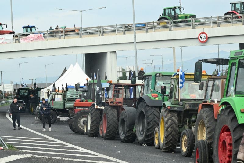 Αμετακίνητα-παραμένουν-τα-τρακτέρ-από-τα-μπλόκα-που-έχουν-στήσει-οι-αγρότες-–-Στον-«χορό»-των-κινητοποιήσεων-και-οι-κτηνοτρόφοι-της-Κρήτης