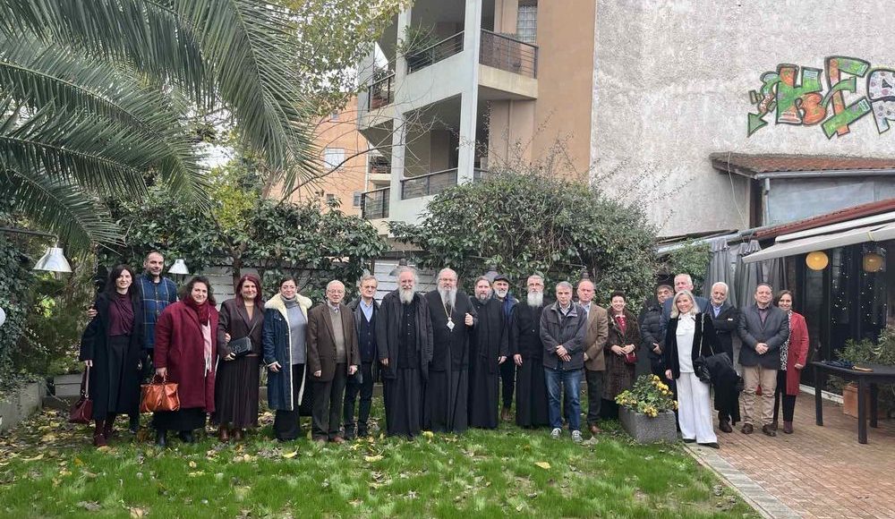 Ο-Μητροπολίτης-Λαρίσης-με-τους-συνεργάτες-του-“ΑΧΙΛΛΙΟΥ-ΠΟΛΙΣ”