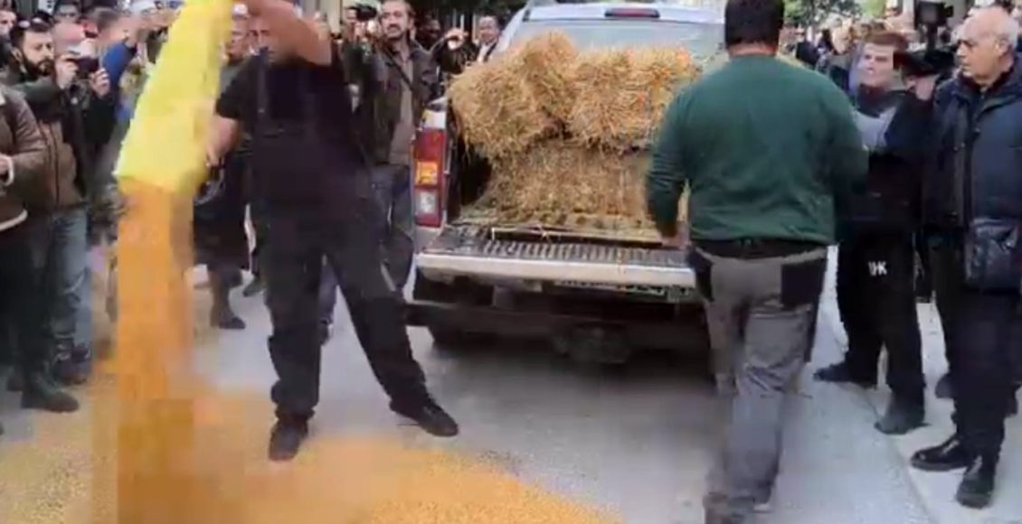 Αγρότες-συγεντρώθηκαν-έξω-από-το-γραφείο-του-Τσιάρα-στην-Καρδίτσα-–-«Αυτές-είναι-οι-ανοιχτές-πόρτες-που-λέει-η-κυβέρνηση»