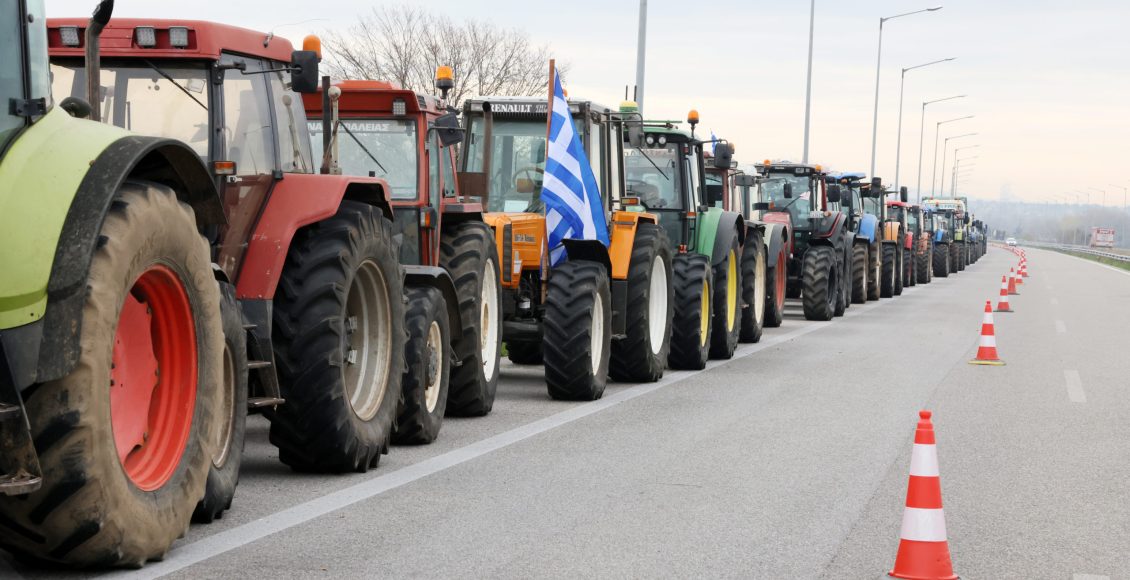 Στο-πλευρό-των-αγροτών-της-Θεσσαλίας-οι-κληρικοί-της-Μητροπόλεως-Λαρίσης