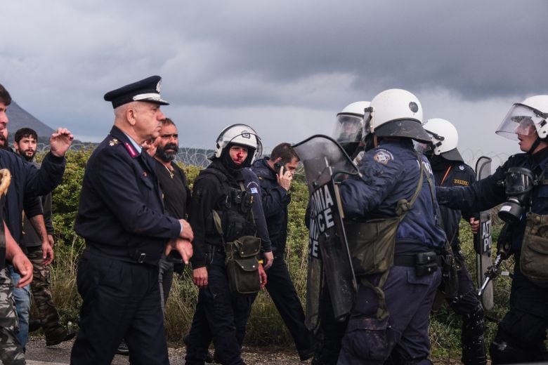 Μετά-το-Ηράκλειο,-αποκλεισμένο-και-το-αεροδρόμιο-Χανίων-από-μπλόκο-αγροκτηνοτρόφων