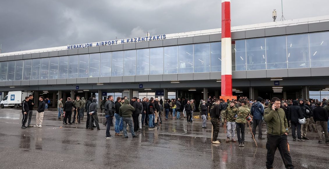 Στα-αεροδρόμια-Ηρακλείου-και-Χανίων-παραμένουν-οι-αγρότες-–-Νέα-κλιμάκωση-των-κινητοποιήσεων-σε-όλη-τη-χώρα-–-Θα-μπλοκάρουν-και-λιμάνια