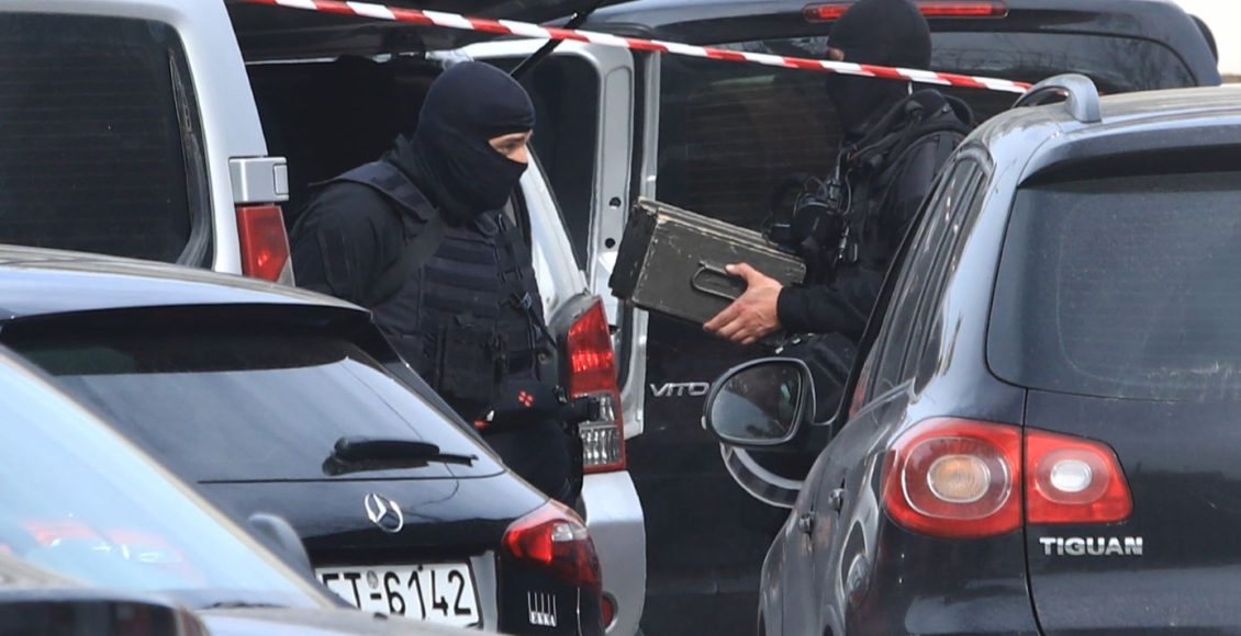 Καλάσνικοφ-και-σιγαστήρες-εντόπισε-το-ελληνικό-fbi-στα-Καλύβια-–-Χειροπέδες-σε-άνδρα-που-προετοίμαζε-δολοφονία