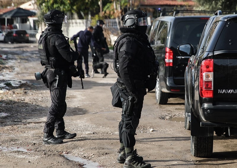 Καλάσνικοφ-και-πιστόλια-βρέθηκαν-σε-κλεμμένο-όχημα-στα-Καλύβια-–-Συνελήφθη-37χρονος