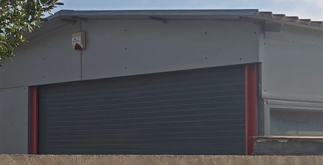 Καλύβια:-Σε-αυτή-την-αποθήκη-βρέθηκε-το-αμάξι-του-37χρονου-Κρητικού-με-τα-καλάσνικοφ