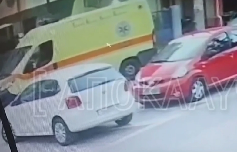 Η-στιγμή-που-ασθενοφόρο-παραλαμβάνει-τον-μαχαιρωμένο-14χρονο-στο-Χολαργό:-Το-μήνυμα-για-το-ραντεβού-ενέδρα