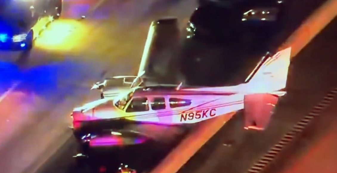 Απίστευτη-προσγείωση-αεροσκάφους-πάνω-σε-αυτοκίνητο-εν-κινήσει-στη-Φλόριντα-–-Δείτε-βίντεο