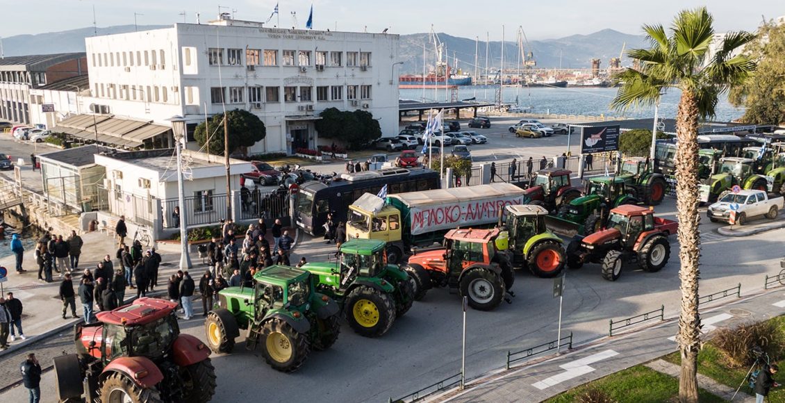 Στο-λιμάνι-του-Βόλου-οι-αγρότες-παρουσία-ισχυρών-αστυνομικών-δυνάμεων-–-Θα-επιχειρηθεί-ο-αποκλεισμός-με-τα-τρακτέρ
