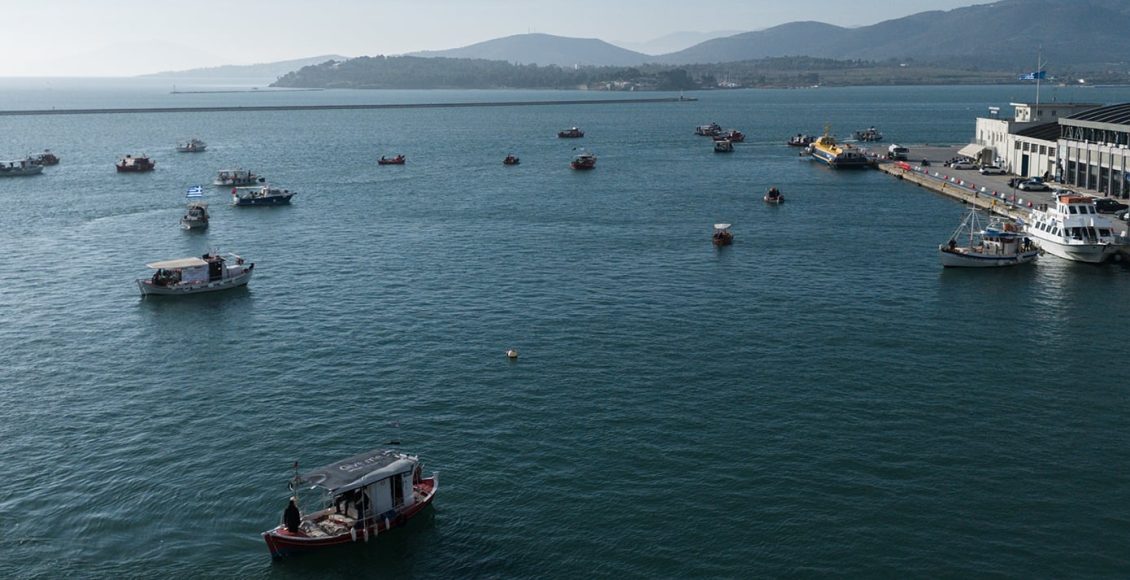 Σε-κατάσταση-πολιορκίας-ο-Βόλος-–-Αποκλεισμένο-το-λιμάνι,-αγρότες-έκαναν-απόβαση-με-τρακτέρ-και-ψαράδες-από-τη-θάλασσα-με-καϊκια