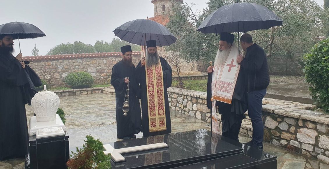 Τρισάγιο-στον-τάφο-του-προκατόχου-του-κυρού-Σεραφείμ-τέλεσε-ο-Σταγών-Θεόκλητος