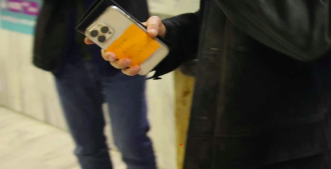 Απίθανο-σκηνικό:-Ο-Μυστακίδης-αποκάλυψε-τις-μεταγραφές-του-ΠΑΟΚ-με-χαρτάκι-στο-κινητό-τηλέφωνο