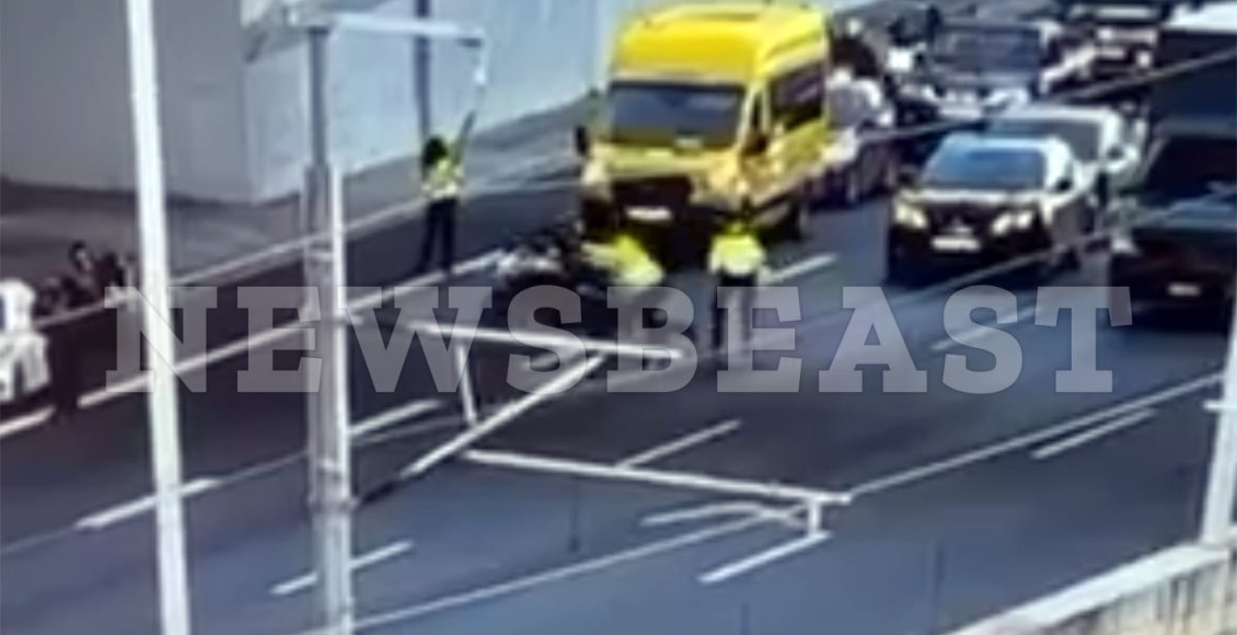 Βίντεο-με-τη-στιγμή-που-αναβάτης-μοτοσικλέτας-πέφτει-πάνω-σε-τροχονόμο-στην-Αττική-Οδό