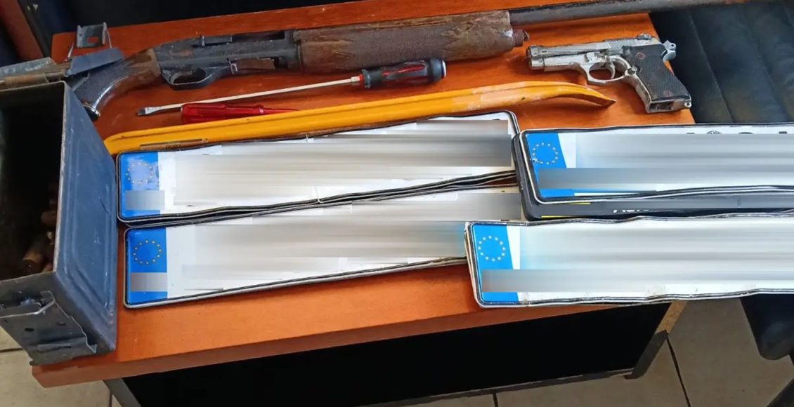 Αστυνομική-επιχείρηση-στον-Ασπρόπυργο:-Εφτά-συλλήψεις-–-Κατασχέθηκαν-όπλα-και-κλεμμένες-πινακίδες-κυκλοφορίας