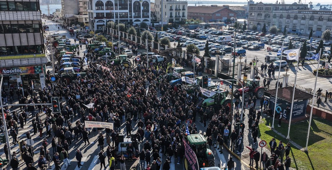 Απόβαση-αγροτών-με-τρακτέρ-και-συμβολικός-αποκλεισμός-του-λιμανιού-στη-Θεσσαλονίκη-–-Δείτε-εικόνες