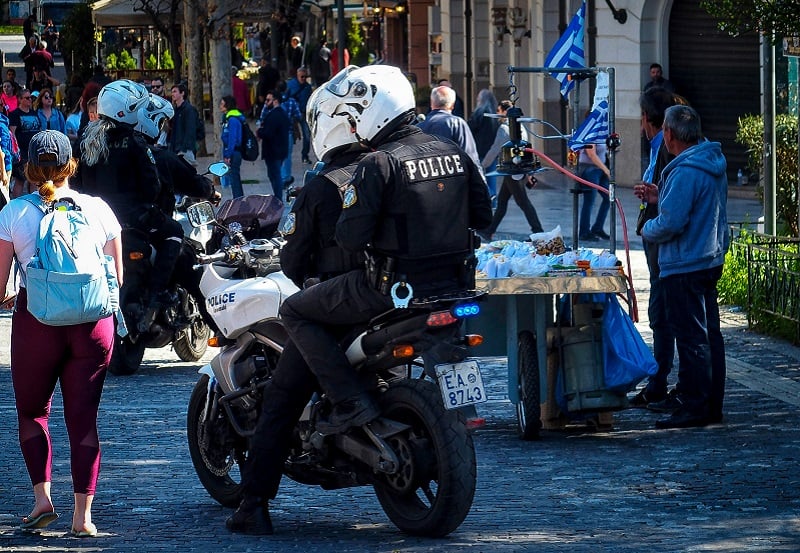 Χειροπέδες-σε-59χρονο-που-απείλησε-οδηγό-με-τσεκούρι-στην-Αργυρούπολη