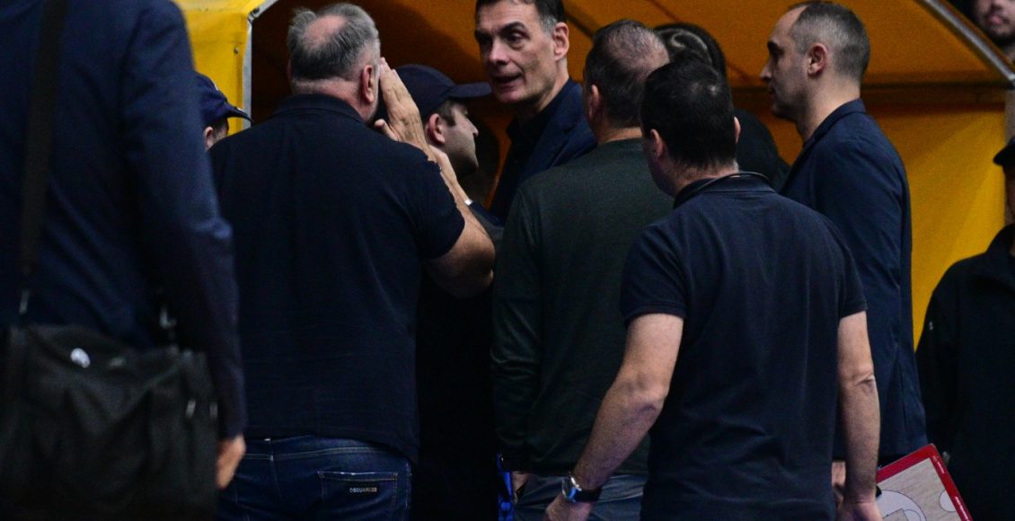 Περιστέρι-–-Ολυμπιακός:-Φραστικό-επεισόδιο-του-Μπαρτζώκα-με-οπαδούς