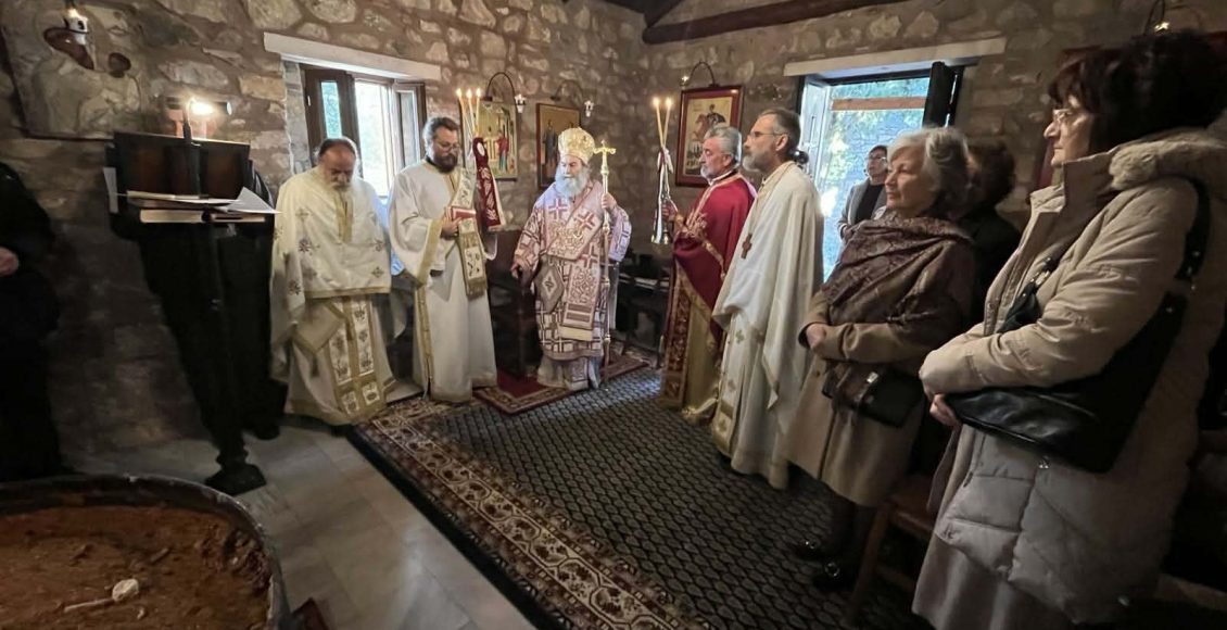 Ο-Μητροπολίτης-Μάνης-στο-εκκλησάκι-του-Γενεσίου-της-Θεοτόκου-στην-Αβία