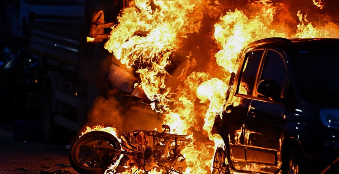 Πανικός-πριν-το-Τζένοα-–-Ιντερ:-Έπεσε-ξύλο,-τυλίχθηκαν-στις-φλόγες-αυτοκίνητα-και-τραυματίστηκαν-αστυνομικοί