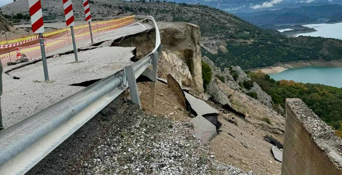 Διακόπηκε-η-κυκλοφορία-στον-επαρχιακό-δρόμο-από-Αλευράδα-προς-Γέφυρα-Τατάρνας-στην-Αιτωλοακαρνανία-–-ertnews.gr