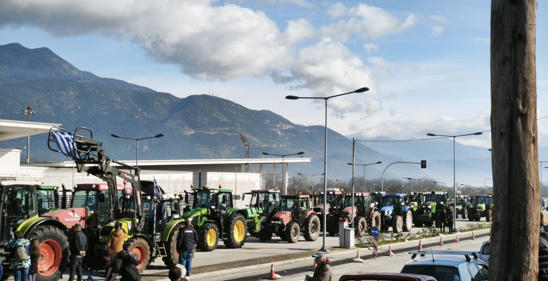 Κλειστή-παραμένει-η-Ιόνια-Οδός-σε-Αγγελόκαστρο-–-Νέο-μπλόκο-στην-Άρτα-στον-κόμβο-Κεραμάτες-–-ertnews.gr