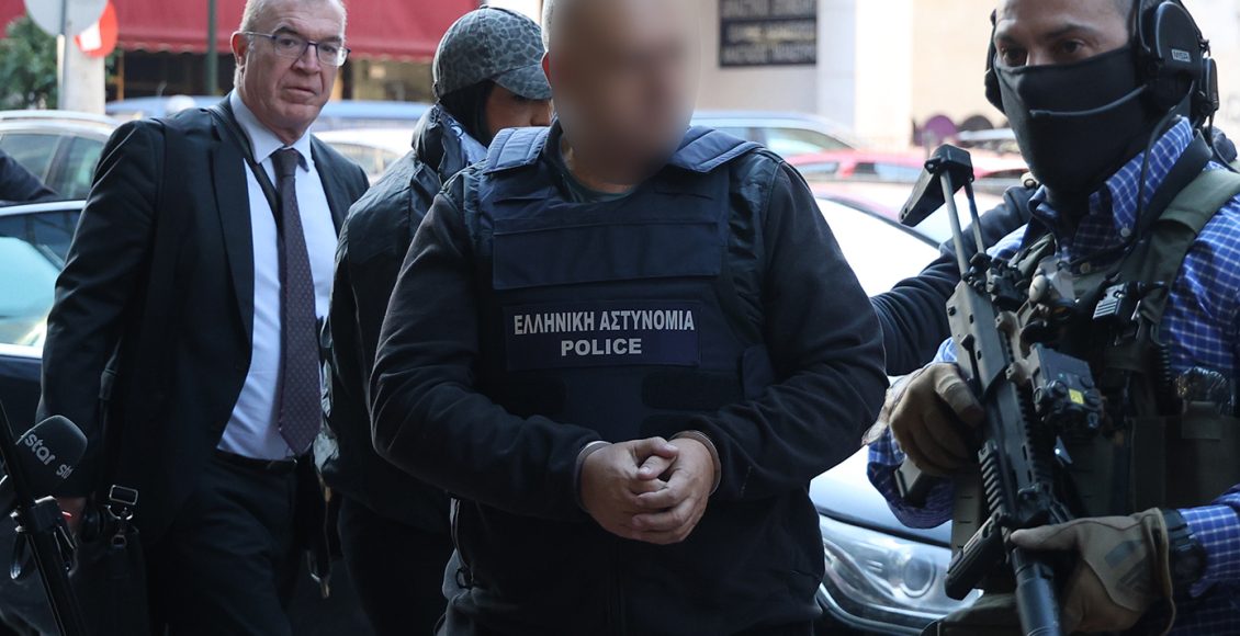 Ο-«Έλληνας-Εσκομπάρ»-και-οι-4-συλληφθέντες-για-το-φορτίο-κοκαΐνης-στην-Εισαγγελία-Πειραιά-–-Δείτε-βίντεο-και-φωτογραφίες