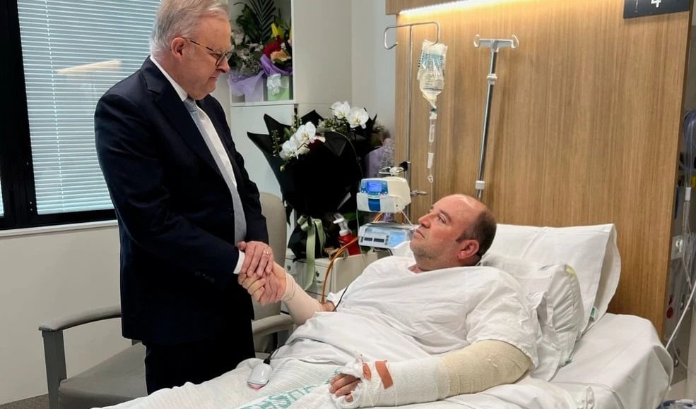 «Πήγαινε-να-αγοράσει-έναν-καφέ-και-βρέθηκε-μπροστά-σε-ανθρώπους-που-τους-πυροβολούσαν»-–-Ο-πρωθυπουργός-της-Αυστραλίας-επισκέφθηκε-τον-«ήρωα»-της-παραλίας-Μπόνταϊ