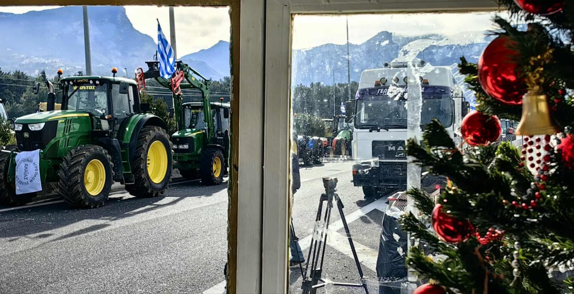 Με-χριστουγεννιάτικο-δέντρο-απαντούν-οι-αγρότες-της-Αχαΐας-–-Δηλώνουν-ότι-θα-κάνουν-γιορτές-στους-δρόμους-–-ertnews.gr