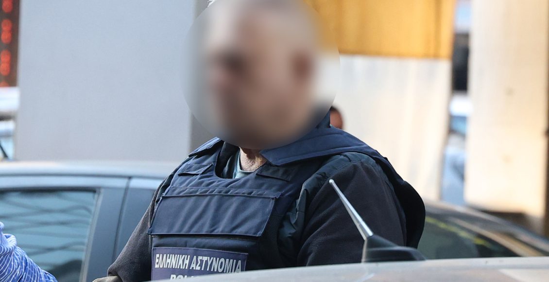 Πήρε-προθεσμία-για-την-Πέμπτη-ο-«Έλληνας-Εσκομπάρ»-–-Η-έξοδος-των-5-συλληφθέντων-από-τα-δικαστήρια-Πειραιά