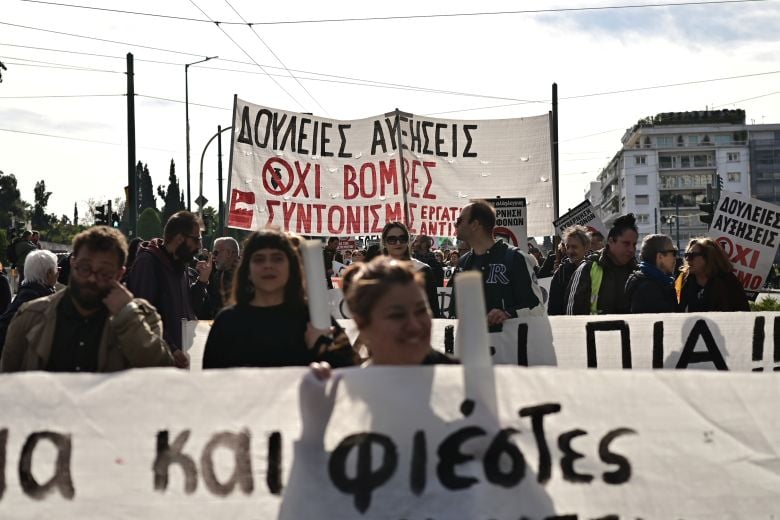 Συγκέντρωση-αιρετών-της-αυτοδιοίκησης-έξω-από-τη-Βουλή-για-τα-οικονομικά-των-δήμων