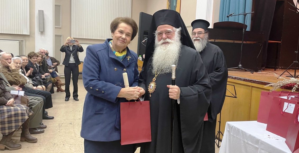 Ο-Μητροπολίτης-Δημητριάδος-βράβευσε-τους-παλιούς-εθελοντές-του-«Εσταυρωμένου»