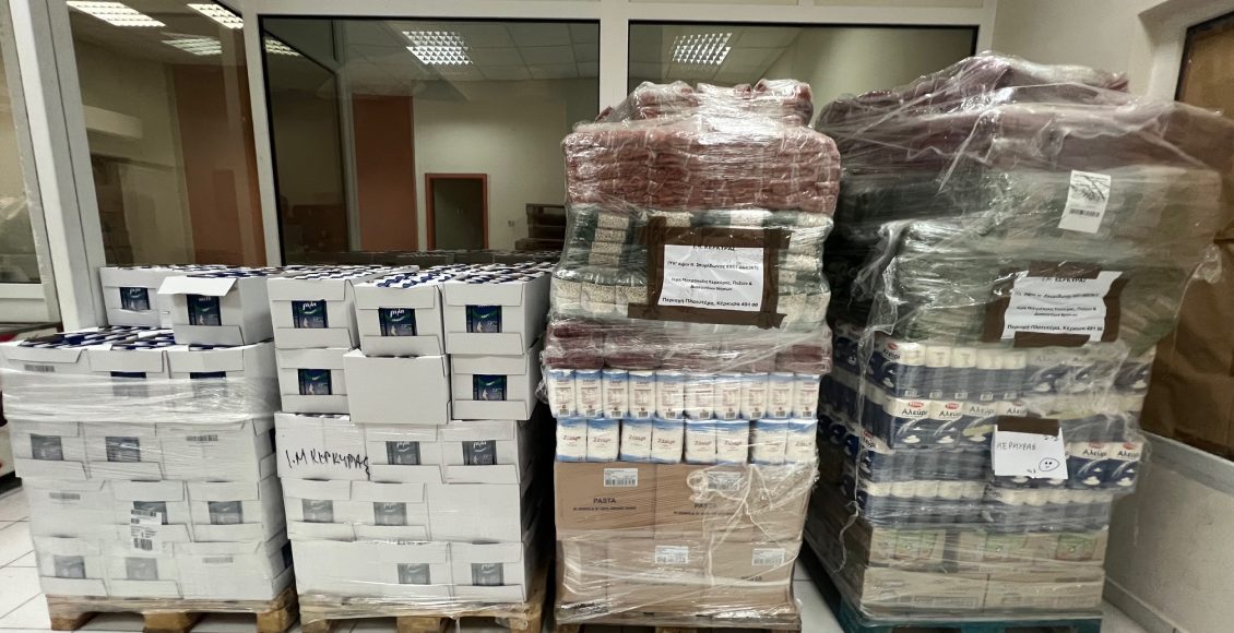 Προσφορά-τροφίμων-σε-δομές-της-ΙΜ-Κερκύρας-από-την-ΙΜΜ.-Βατοπαιδίου