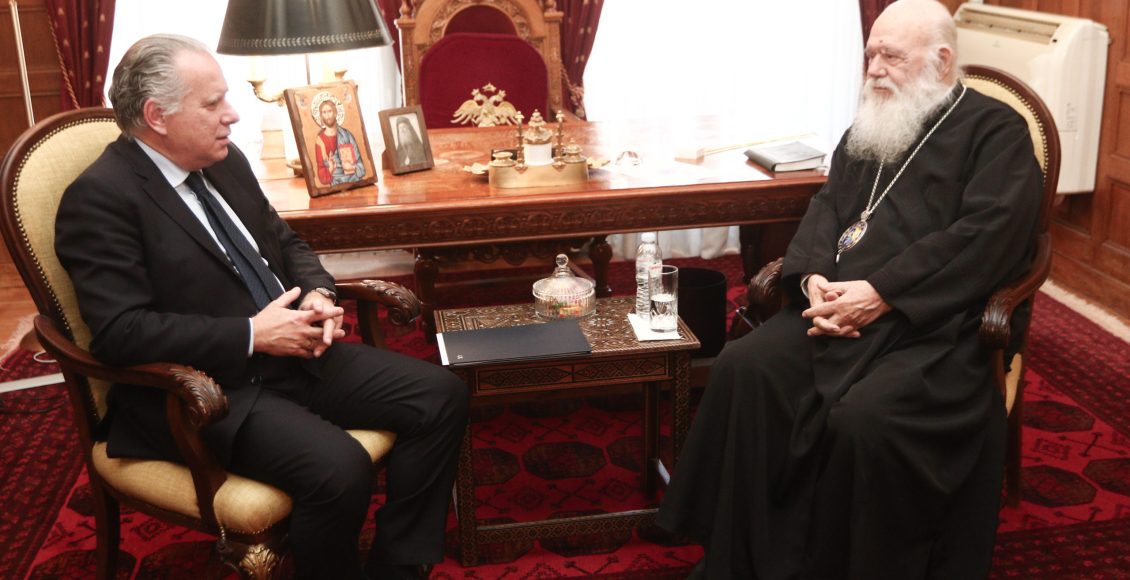 Συνάντηση-Αρχιεπισκόπου-Ιερωνύμου-με-τον-Γιώργο-Κουμουτσάκο-για-την-Παγκόσμια-Ημέρα-Ελληνικής-Γλώσσας